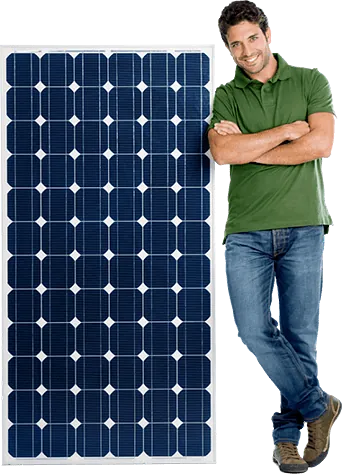 homme à côté d'un grand panneau solaire