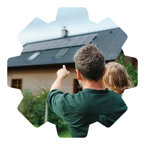 un père et sa fille devant une maison